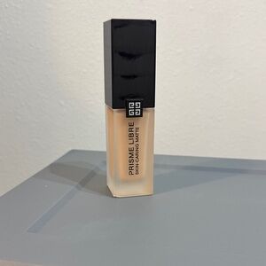 Givenchy Prisme Libre Skin-Caring Matte Foundation - 
C105